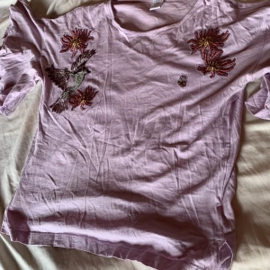 lila t-shirt - tröja köpt från Lindex med fina broderingar.