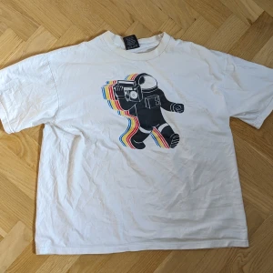 T-shirt med tryck - t-shirt med ascoolt tryck från unfledged 💥💥strl L enligt lapp men passar som M