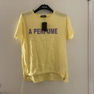 Snygg tshirt - Snygg tshirt med prislapp kvar. Har även en sömn i kanten av t-shirten för att forma modellen på tröjan!