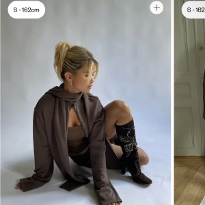 Button up cardigan Cocoa - Button Up Cardigan i Cocoa från Djerf Avenue 🤎 Sötaste cardigan med länga ärmar och en knapp som ger dainty look 🐻 Slutsåld på hemsidan! 🧸Använd några gånger, fint skick!Märkena på bilden är ej tvättmärken utan koftan är bara skrynklig 🥰Nypris 1099kr