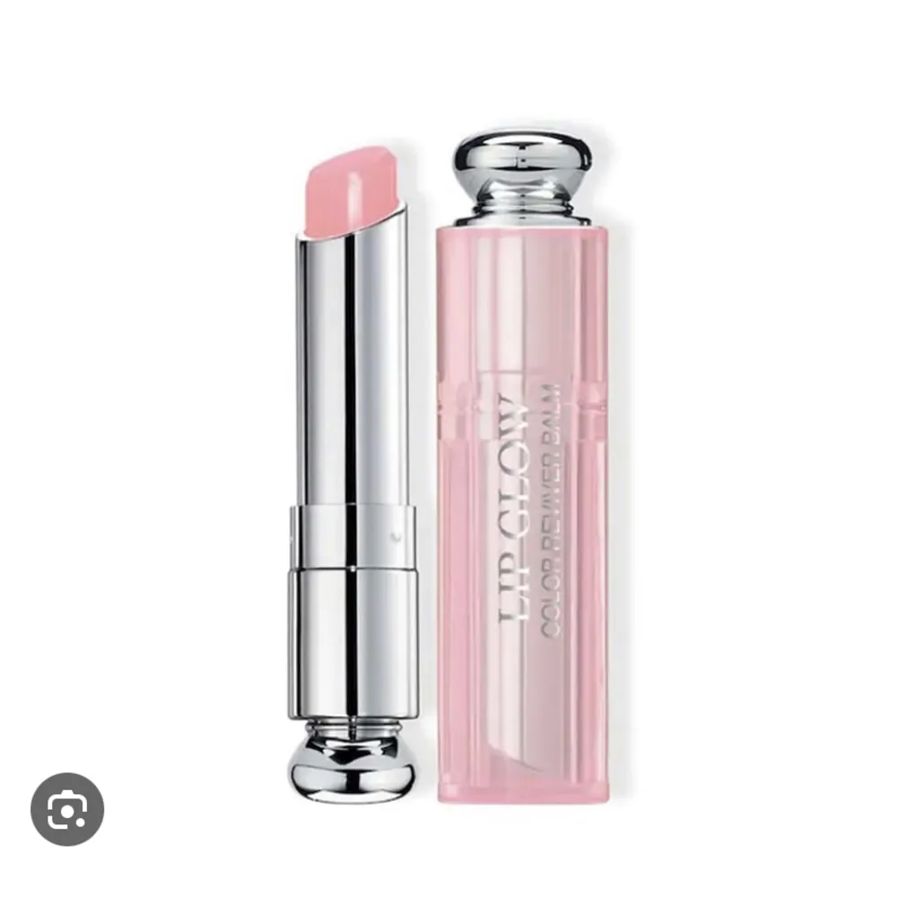 Säljer detta nästan helt oanvända läppstiftet har testats och ser helt oanvänd ut, den är i färgen 001 pink. Det är väldigt mjukt läppstift och bra för läpparna. Hör av er vid frågor💕. Accessoarer.