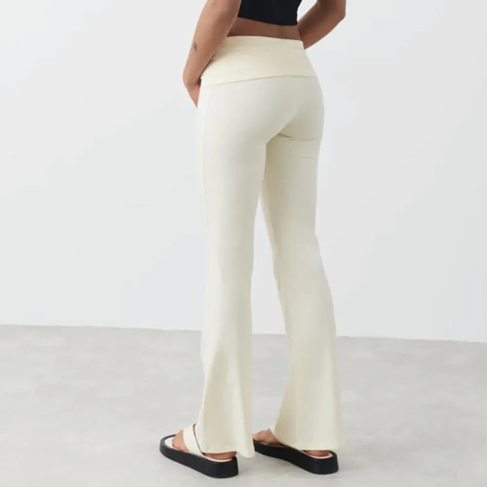 Säljer mina helt nya yoga pants från Gina! Nyskick! Färgen är lite mer gul än vit! Så sköna och fina. Jeans & Byxor.