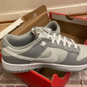 Dunks gray - Säljer helt nya dunks gråa.har inget kvitto annars hade lika gärna lämnat tillbaka dom.värde 2500kr