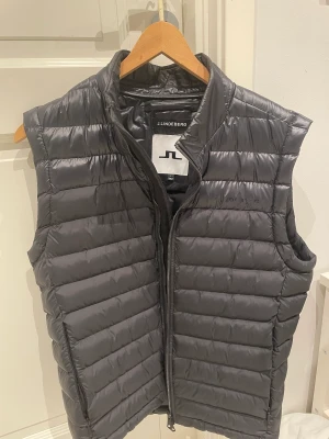 Väst J.lindberg - En oanvänd väst från J.Lindberg. Säljer den pågrund av att den inte kommit till användning. Skick 10/10. Västen är i storlek L men passar medium också 
