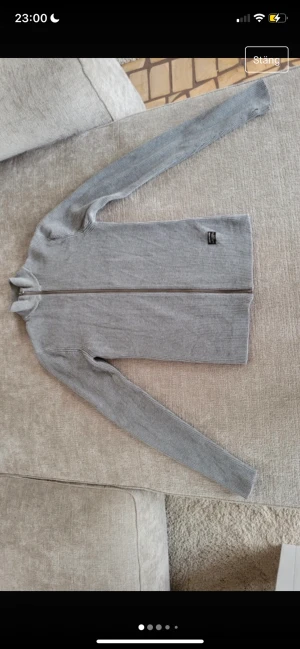 Jack & Jones full zip - Säljer min Jack and Jones full zip då den inte kommer till användning, använd cirka 10 gånger. Inga defekter. Kan gå ner i pris vid snabb affär.