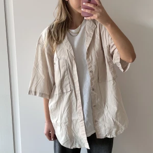 linneskjorta - Vintage trekvartsärmad linnetröja i färget beige. Den har knappar på ifall man vill stänga den. Storlek L, sitter oversized på mig som har storlek S. Den behövs strykas, förlåt för att jag inte gjort det till bilderna 😓 Hör av dig om du undrar något ✨⚡️☀️