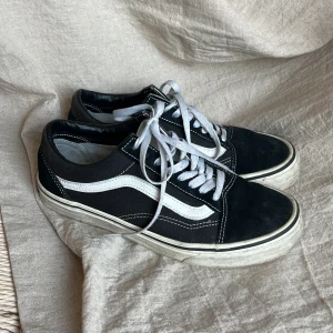 Vans - Låga Vans canvas. Fina utanpå men slitna i båda hälarna inuti. 