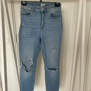 Tighta jeans från Only. Hål på båda knäna. Passar storlek XS och S. Passar bra om du är lite kortare. Jag är 163cm men det funkar för lite kortare och lite längre med. Rena och i fint skick! Kan skicka fler bilder.