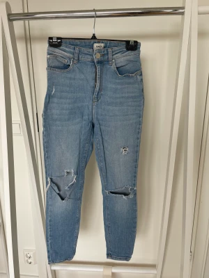 Skinny jeans med hål - Tighta jeans från Only. Hål på båda knäna. Passar storlek XS och S. Passar bra om du är lite kortare. Jag är 163cm men det funkar för lite kortare och lite längre med. Rena och i fint skick! Kan skicka fler bilder.