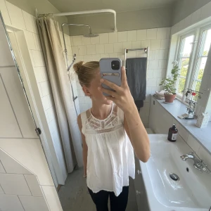 blus  - jätte fin vit Rosenlund blus i bra skick! köpt på sellpy för ungefär 200kr om jag minns rätt. Aldrig andvänd:)