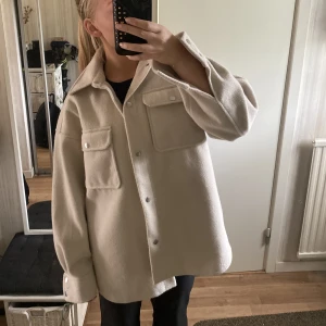 Höstjacka - Supermysig beige höstjacka🥰