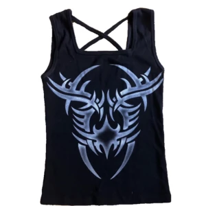 Tribal T-shirt  - Tribal T-shirt i tjockare material med krossning på baksidad. 47 cm längd från axel ner. Står tyvärr ingen storlek men den passar small. Kan hämtas upp eller bli postad<3