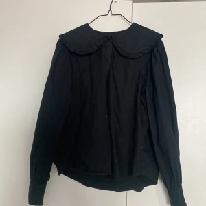 Svart skjorta - Ok, skick några fläckar som inte går bort men dom tänker man inte på.