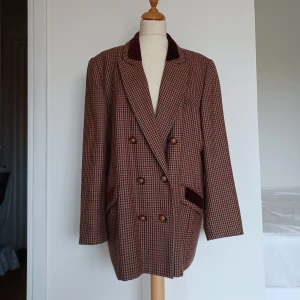 Helén Tweed blazer - Double breasted Vintage Tweed kavaj med sammetskrage och viskosfoder. Superfint skick! Beige/brun, mörkgrön och vinröd. Storlek 42, har storlek xs och har haft den som oversized, supersnygg med knähöga stövlar.