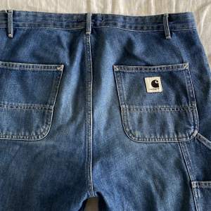 carhartt nya samling baggy snygga blå jeans  storlek: 32/33            skick: bra 