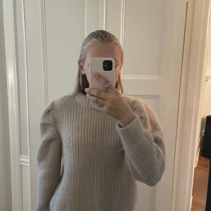 Stickad tröja - Jätte fin zara stickad tröja! Säljer för att den inte kommer till användning.