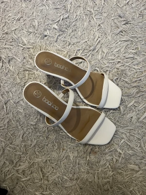 Klackar boohoo - Vita klackar från boohoo i bra skick, endast använda nångång