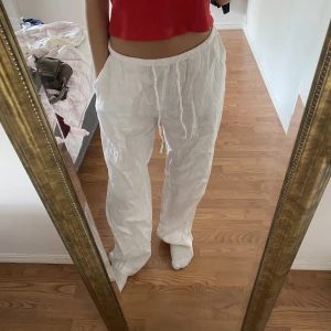 HM linnebyxor  - Linnebyxor från H&M som alla ville ha i somras. I perfekt skick! Super snygga, sköna o luftiga. Är 165❤️