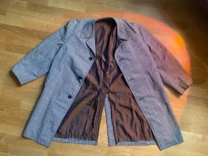 Klassisk Rock - Rock i klassiskt rutmönster. Inte använd. Mycket gott skick! Endast lite slitet i sömmen i fodret.