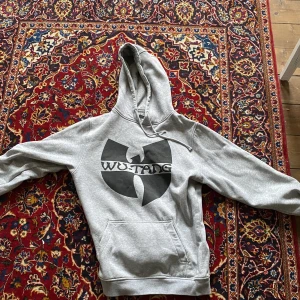 Wu tang hoodie - Använd under 10 gånger. Köpt från junkyard. Nypris va omkring 600 om jag har rätt. 10/10 skick