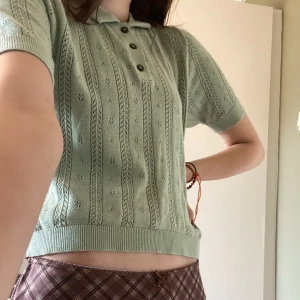 Stickad grön topp - Stickad grön topp med mönster och knappar. Köpt på monki, och är i bra skick. Pris går att diskutera. 