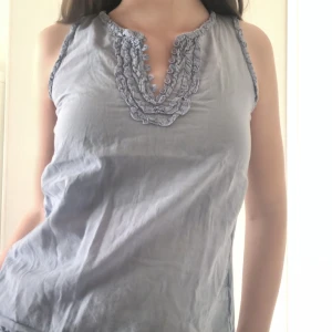 Blått linne  - Superfin ljusblått lett linne i bomull från Massimo Dutti, luftigt, snygg passform. Sitter lite trångt på mig pga breda axlar!💞( läs bio)