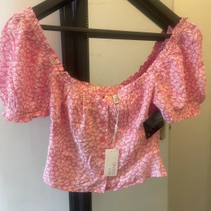 Top från Nelly  - Jättesöt Top från Nelly endast provad, säljes pga för liten 😀