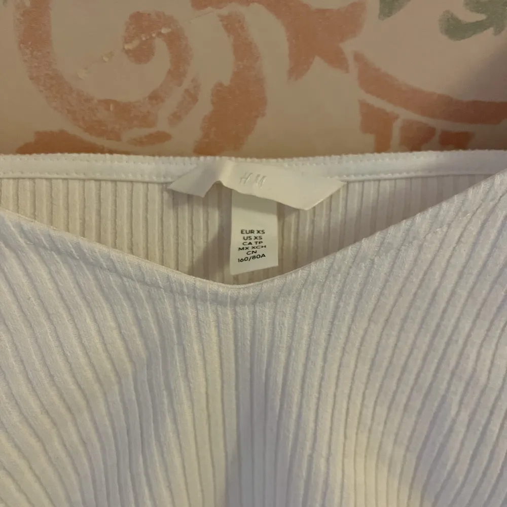 En vit ribbad långärmad spets tröja, aldrig använts, bra skick och storlek XS. Från HM. T-shirts.