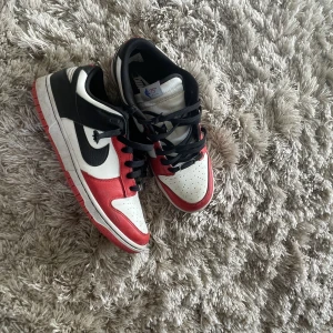NIKE DUNK LOW CHICAGOS - Used a couple of times. Condition 6/10. When cleaned, could look brand new. 