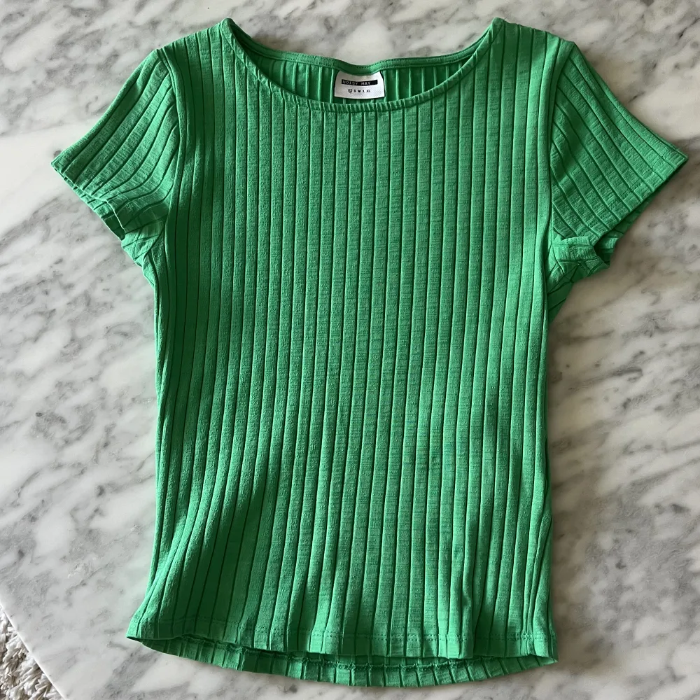 Superhärlig grön tishirt i ”ribbad” material, väldigt stretchig . T-shirts.