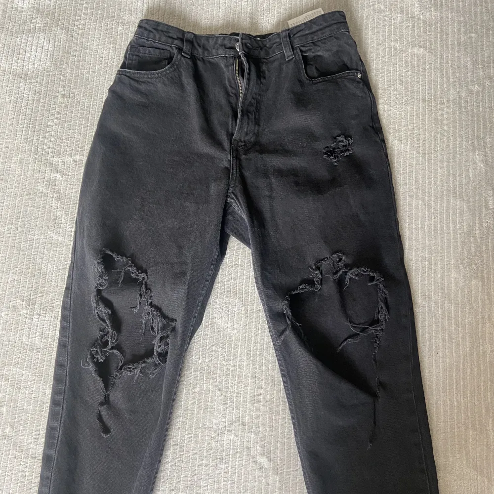 Svarta ihåliga jeans från bershka. Storlek 38 Denim. Jeans & Byxor.