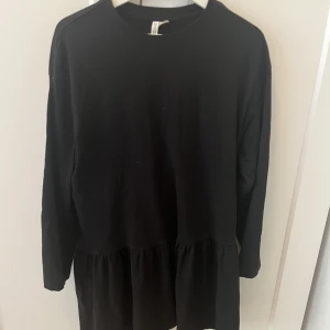 Långärmad klänning - Svart långärmad klänning med volang nertill, superskön att bara dra på sig eller klä upp till fest ☺️