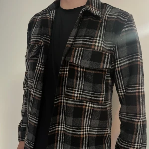 Overshirt - jacka - Overshirt - jacka i storlek M från Just Junkies med bra passform. Begränsat använd och i fint skick. 