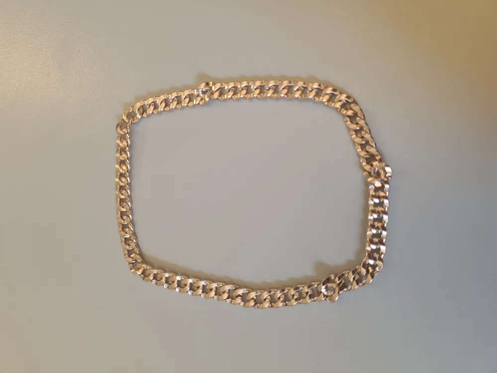 Pärlhalsband 30 kr  Armband guldfärgad 30 kr Diverse halskedjor 30 kr/st eller alla för 70 kr. Accessoarer.