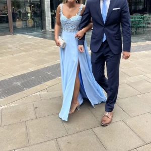 Balklänning  - Säljer min otroligt fina balklänning som är köpt från Dressroom Linné. Klänningen är i bra skick och är endast använd under en kväll.💕 pris går att diskutera 