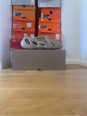 Yeezy Foam Runner ’Clay Taupe’ - Säljer dessa yeezy foam runner clay taupe! Vunna på Adidas CONFIRMED. Digitalt samt fysiskt kvitto finns. Skicka ett meddelande vid fler frågor eller bilder!
