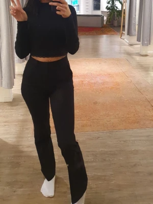 Vilma trousers - Välkända Vilma trousers från Bikbok. Helt nya med lappar kvar🫶🏼   Första bilden är lånad från Google
