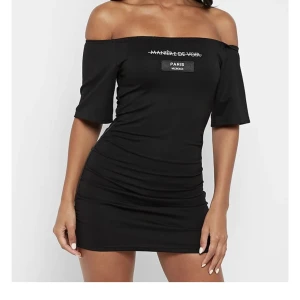 Maniére devoir klänning🖤 - Svart klänning från Maniére devoir. Köpt för 2-3 år sen men aldrig använd🖤 nypris 450kr, mitt pris: 200kr. Fritt fram att föreslå annat pris. Köper man flera varor kan man få paketpris 🖤