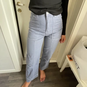 Weekday byxor - Ett par ljusblåa weekday byxor i perfekt skick! 90kr plus frakt. Bara att skriva om ni har frågor🌻