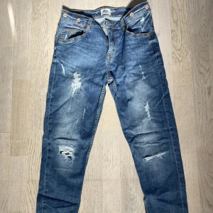 ”Slitna” jeans - Garderobrensning 