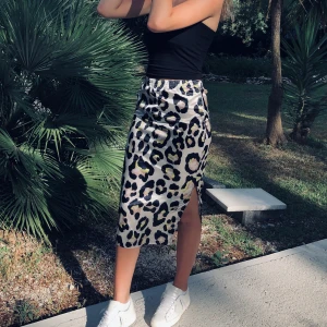 Kjol - Super fin kjol, härlig att ha nu på sommaren! Kommer tyvärr inte till så mycket användning!