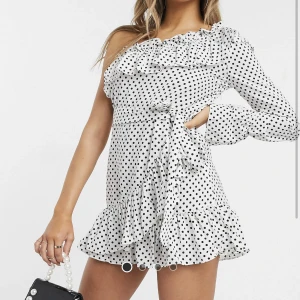 Klänningar - Säljer dessa både i svart och vitt från asos! 