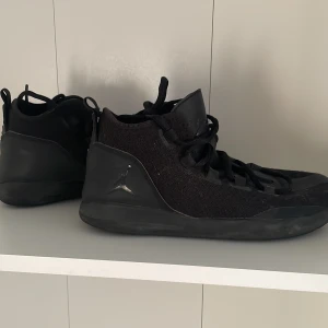 Jordan reveal , storlek 37,5 - Säljer mina basketskor Jordan reveal som jag köpt för ett par år sedan, är i använt skick men har inga skador. Säljer då de inte kommer till användning 