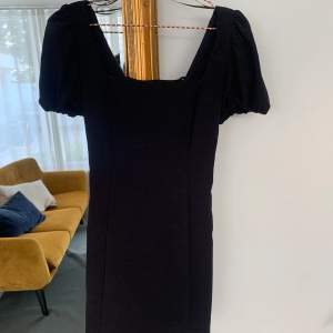 Svart klänning från Zara med snörning där bak. Aldrig använt och lappen sitter kvar