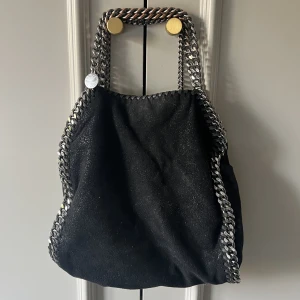 Stella Mccartney falabella mini - Funderar på att sälja denna väska, så detta är lite av en intressekoll! Storleken är mini och den är flitigt använd, det syns på kedjorna som skavts. Lite fläckig inuti väskan också, skickar gärna fler bilder!💗