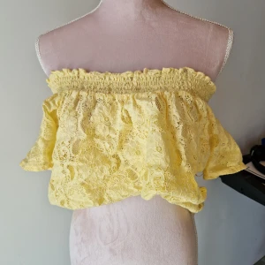 Spetstopp - Gul off shouldertopp fr. Bikbok stl S. I Spetstyg💞  Bra skick! Skriv för fler bilder elr frågor🥰