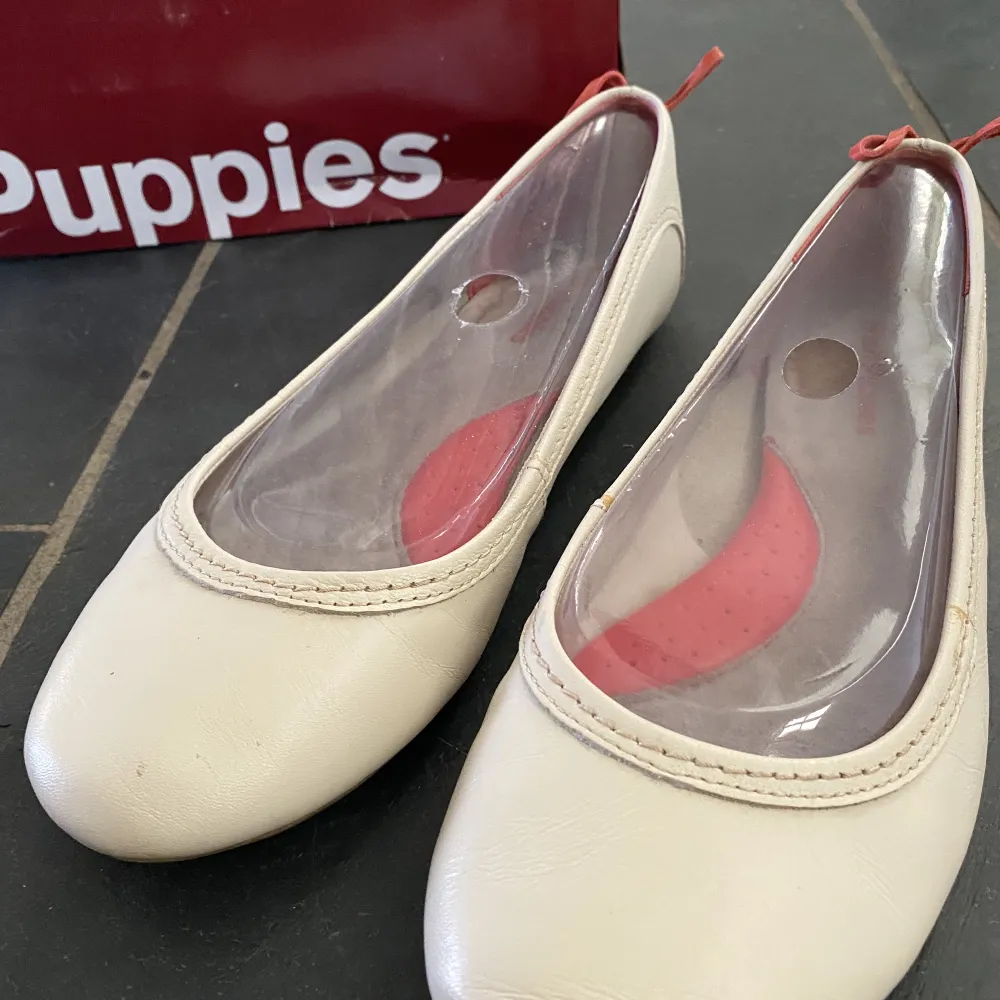 Säljer nu ett par hush puppies sandaler i stolek 39, dom är helt oanvända och finns i originalförpakning. Skor.