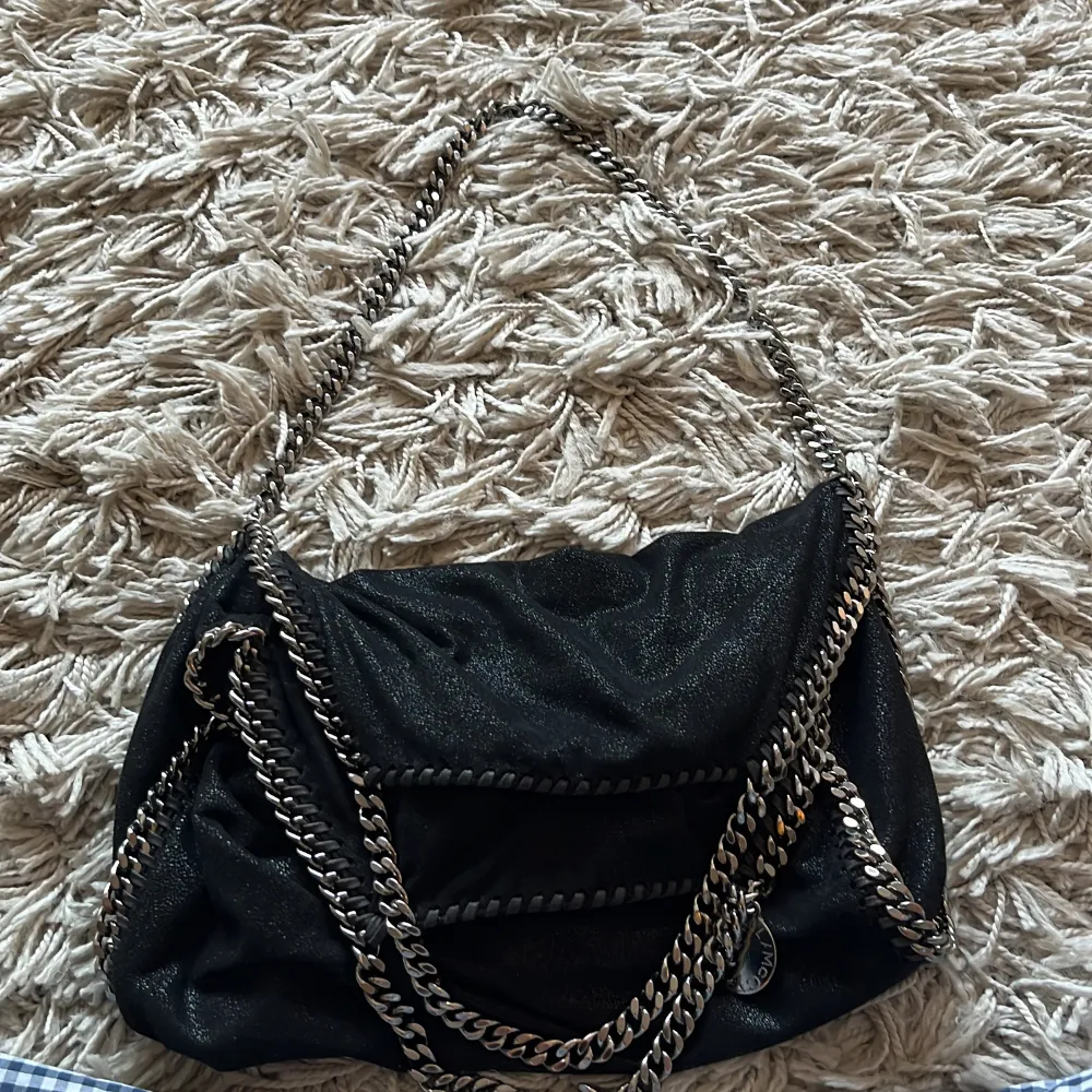 vill sälja min jättefina falabella i standardstorlek för att den tyvärr inte kom så mycket till användning :( har bevis på att den är äkta så det är bara att höra av sig! . Accessoarer.