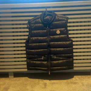 Monclear gui - Säljer nu en väldigt fin monclear väst i storlek 1/xs. Västen är perfekt nu till sommaren. Båda NFC taggarna fungerar och inga skador. Fråga för fler bilder👍