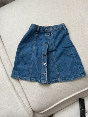 Jeans kjol  - Säljer en jeans kjol från H&M 